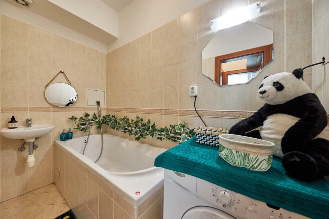 Pineapple Apartment Bratislava Bagian luar foto